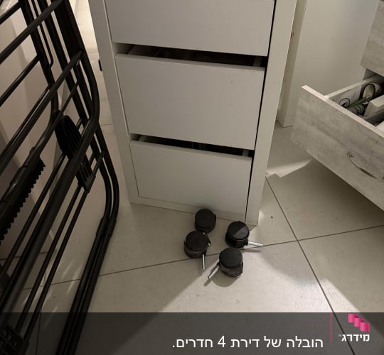 גלגלים לרהיטים ליד ארון מגירות פתוח